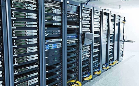 在虚拟化和云计算环境中如何实现高可用性？与传统环境相比有何不同？